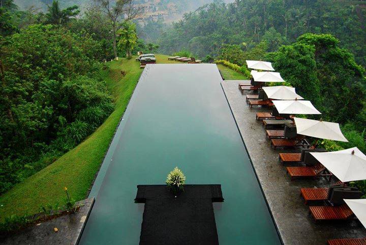 piscina a sfioro infinity pool