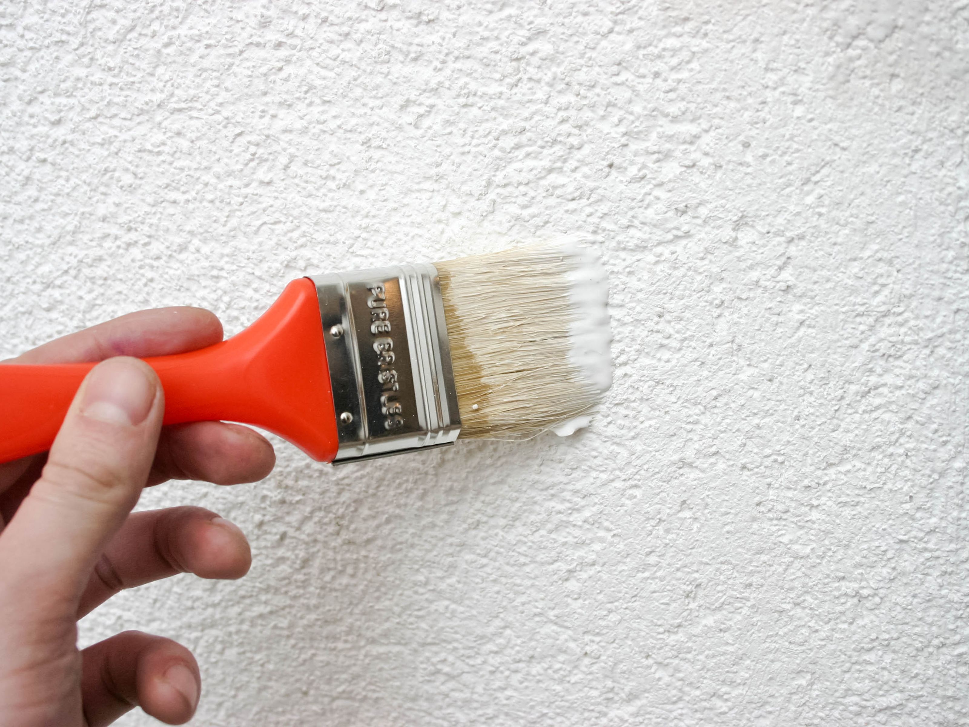 Come dipingere le pareti di casa da soli: suggerimenti pratici