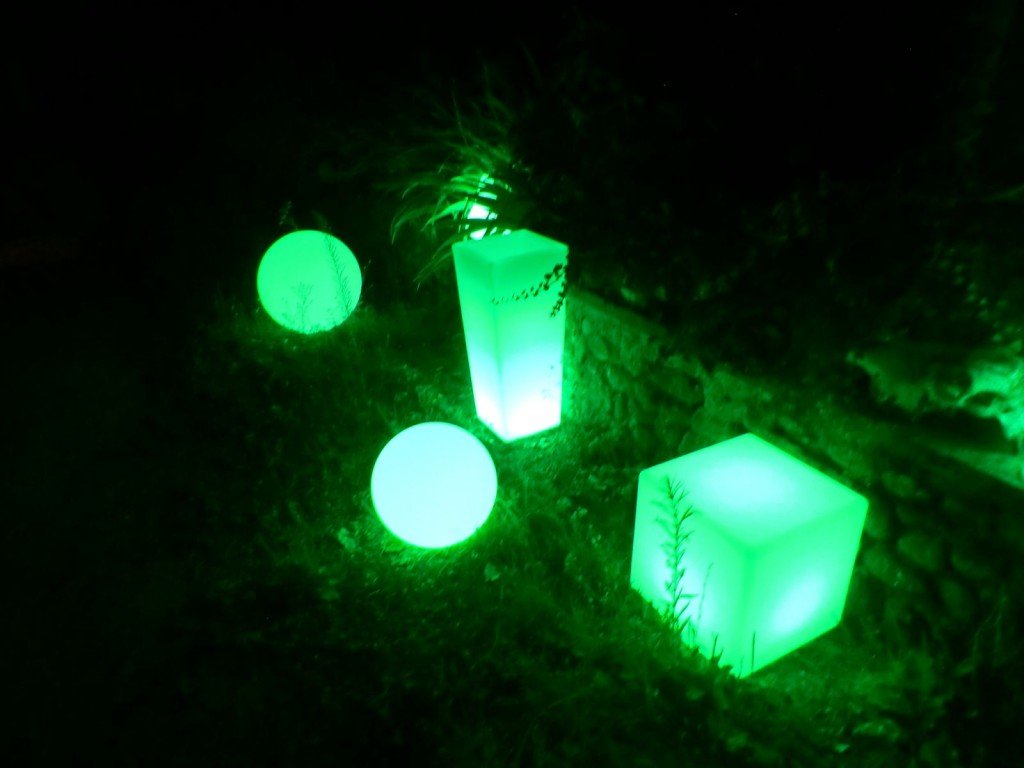 Luci ecologiche per il giardino: 3 esempi interessanti Ispirazioni Giardino Scale