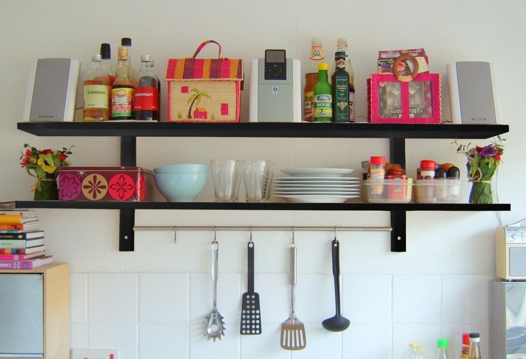 Come organizzare lo spazio in cucina: mensole o pensili? Parete di mensole
