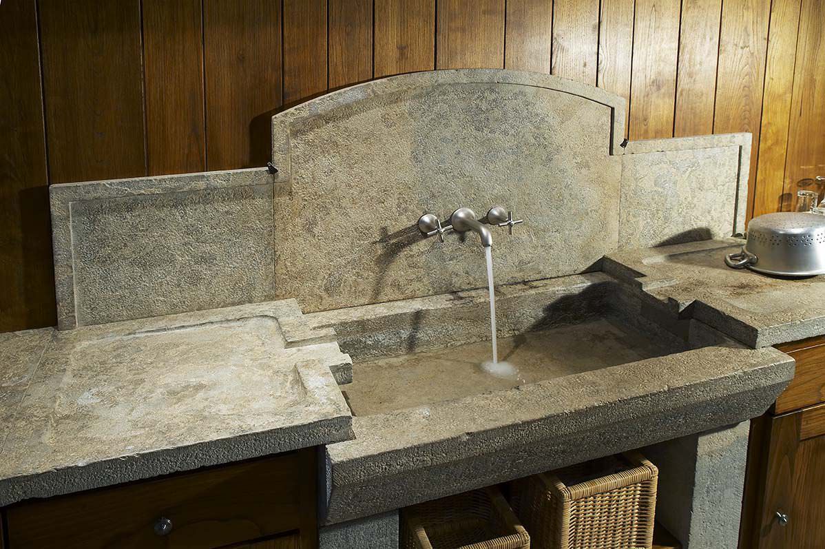 Lavabo in pietra in cucina? una scelta di stile