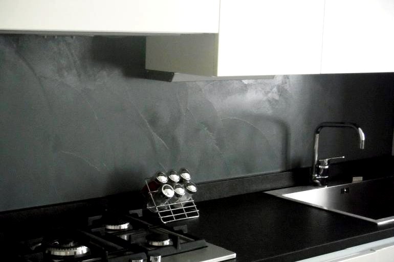 Paraspruzzi in resina in cucina: una scelta alternativa Pittura resina per pareti