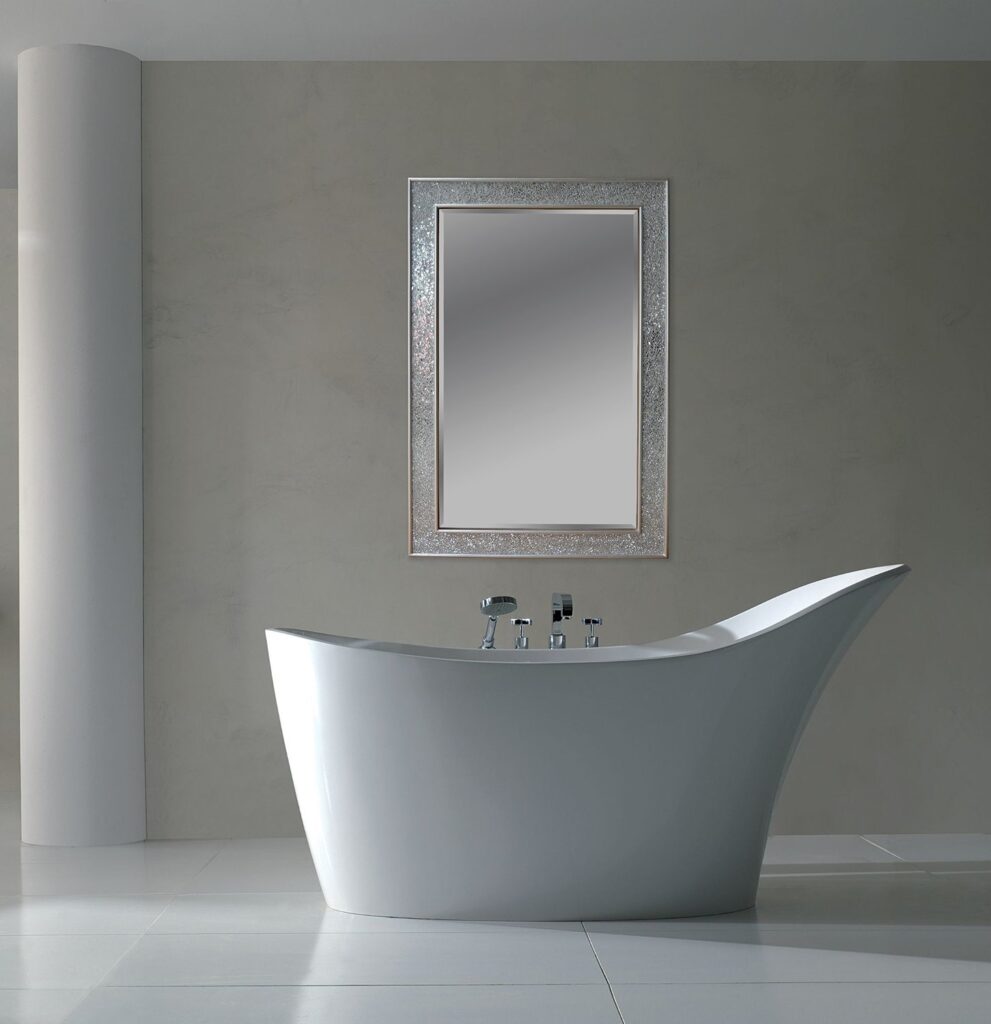 Specchi da parete: gusto e funzionalità in casa Specchio con cornice bianca