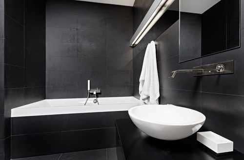 Bagno bianco e nero minimalista