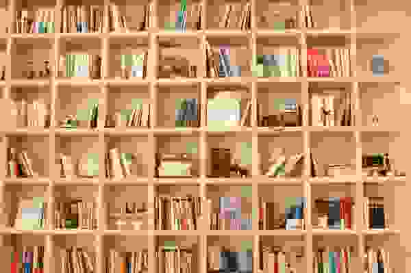 libreria a parete in legno