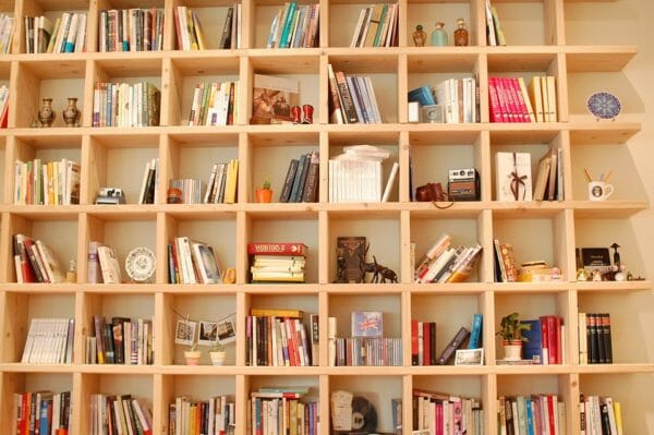 libreria a parete in legno