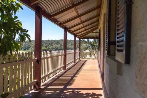 Veranda in legno addossata con tetto spiovente