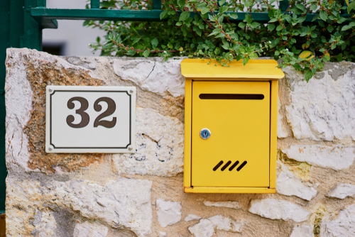 Cassetta postale in muratura.