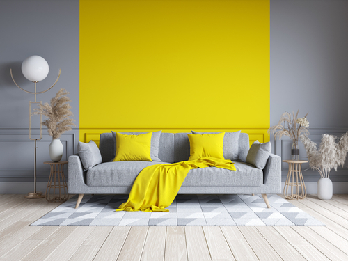 Pareti gialle per il soggiorno - divano grigio