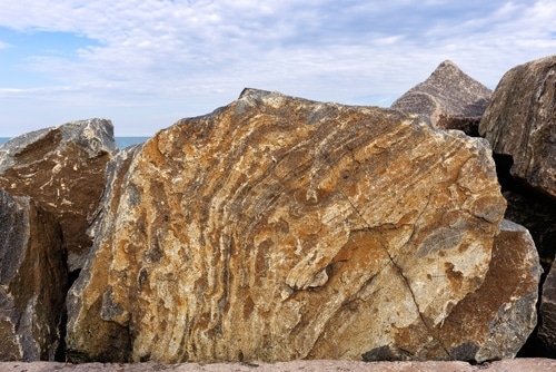 Paesaggio marino con enormi massi di granito sulla costa del Mar Nero. Costa in blocchi di granito