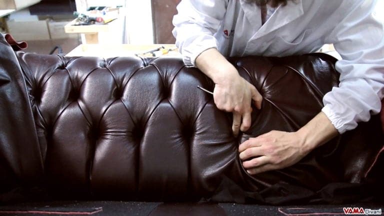 Come capire se un divano è di qualità?- toccare divano in pelle