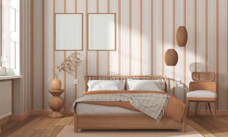 Camera da letto con pareti a righe e tinte neutre