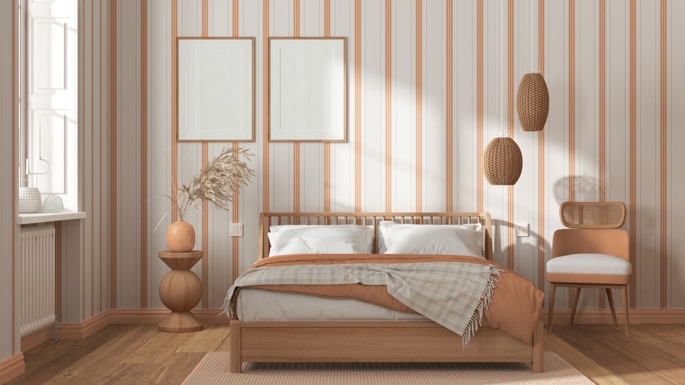 Camera da letto con pareti a righe e tinte neutre